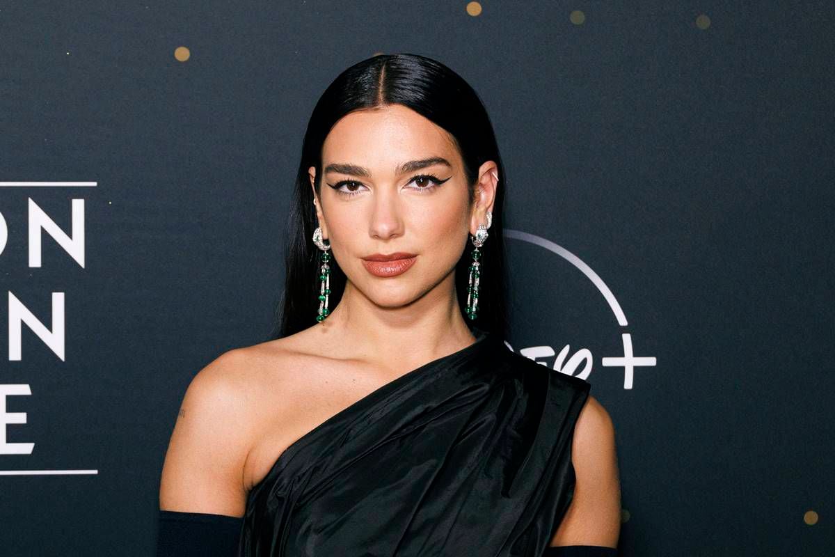 Dua Lipa enamora con un vestido de terciopelo y escote en gala de Londres