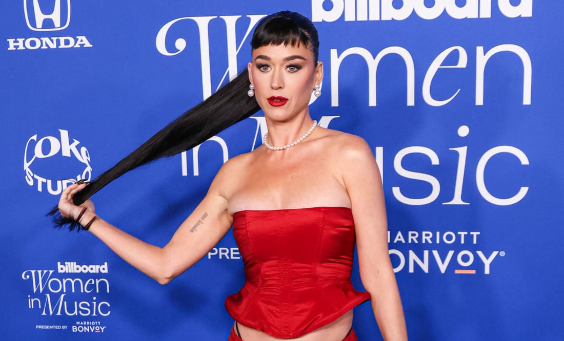 Katy Perry luce imponente conjunto rojo en los premios Billboard Women