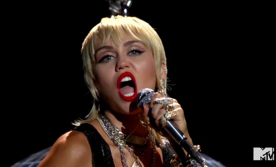 Miley Cyrus impacta con vestido transparente en los VMAs - ViveUSA