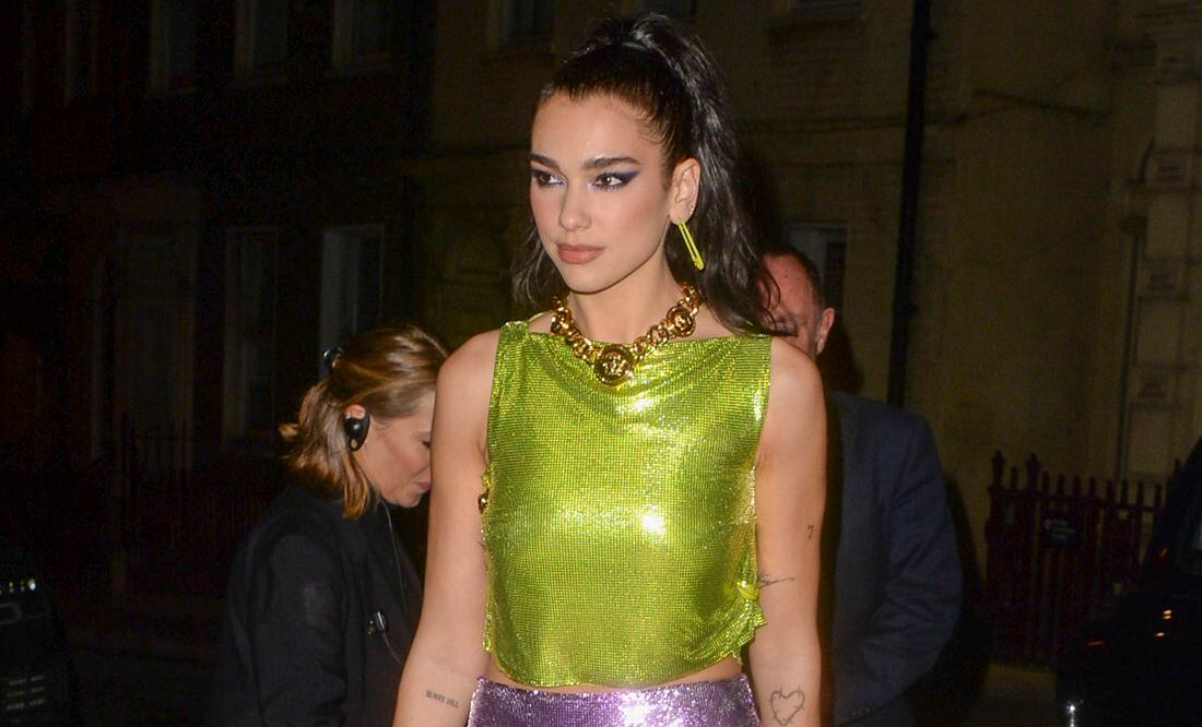 Dua Lipa Y La Arriesgada Microfalda Versace Que Lució En Londres 8497