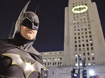 Edificios de EU y Canadá que proyectarán la “Batiseñal” este sábado por el  aniversario de Batman