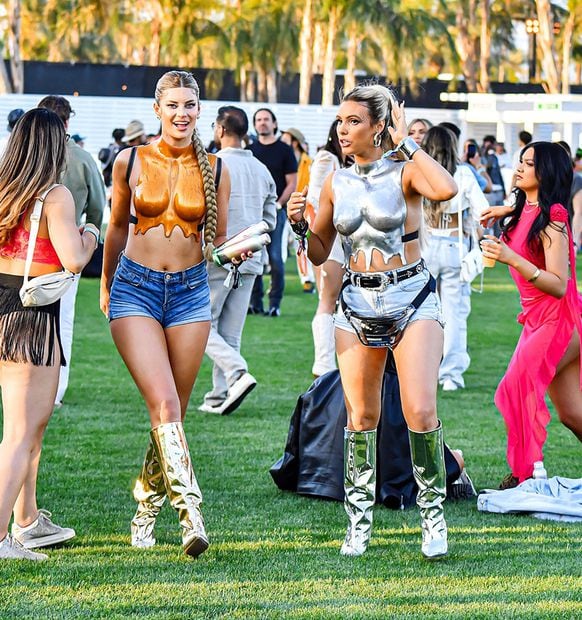 Lele Pons se roba las miradas en Coachella con top metálico de 'escultura'