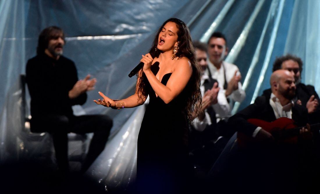 Latin Grammy 2023 Rosalía Deslumbra Con Homenaje A Rocío Jurado Video Viveusa 4494