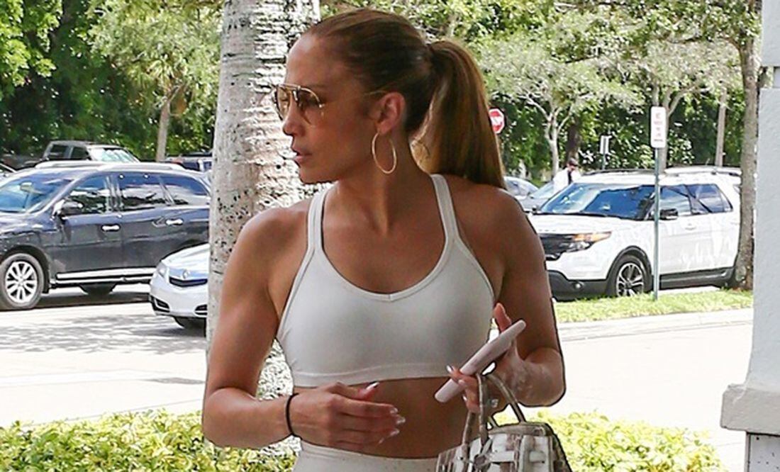 Jennifer Lopez mostró sus curvas en ajustados leggings y bra deportivo