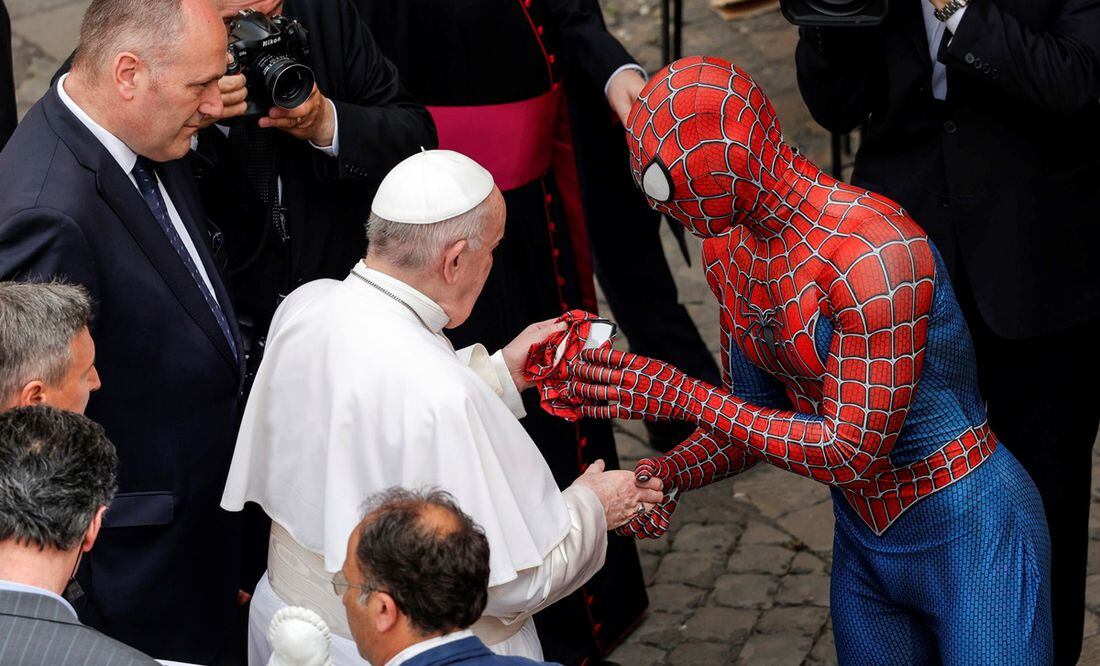 Fotos. Así fue el curioso saludo del papa a Spider-Man en el Vaticano