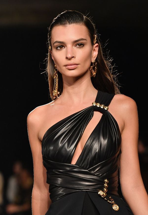 La foto: paparazzi capta a Emily Ratajkowski con un vestido transparente,  mientras trata de esconder su cara - El Diario NY