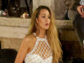 Blake Lively destila glamour con vestido de perlas transparente y bodysuit blanco en set