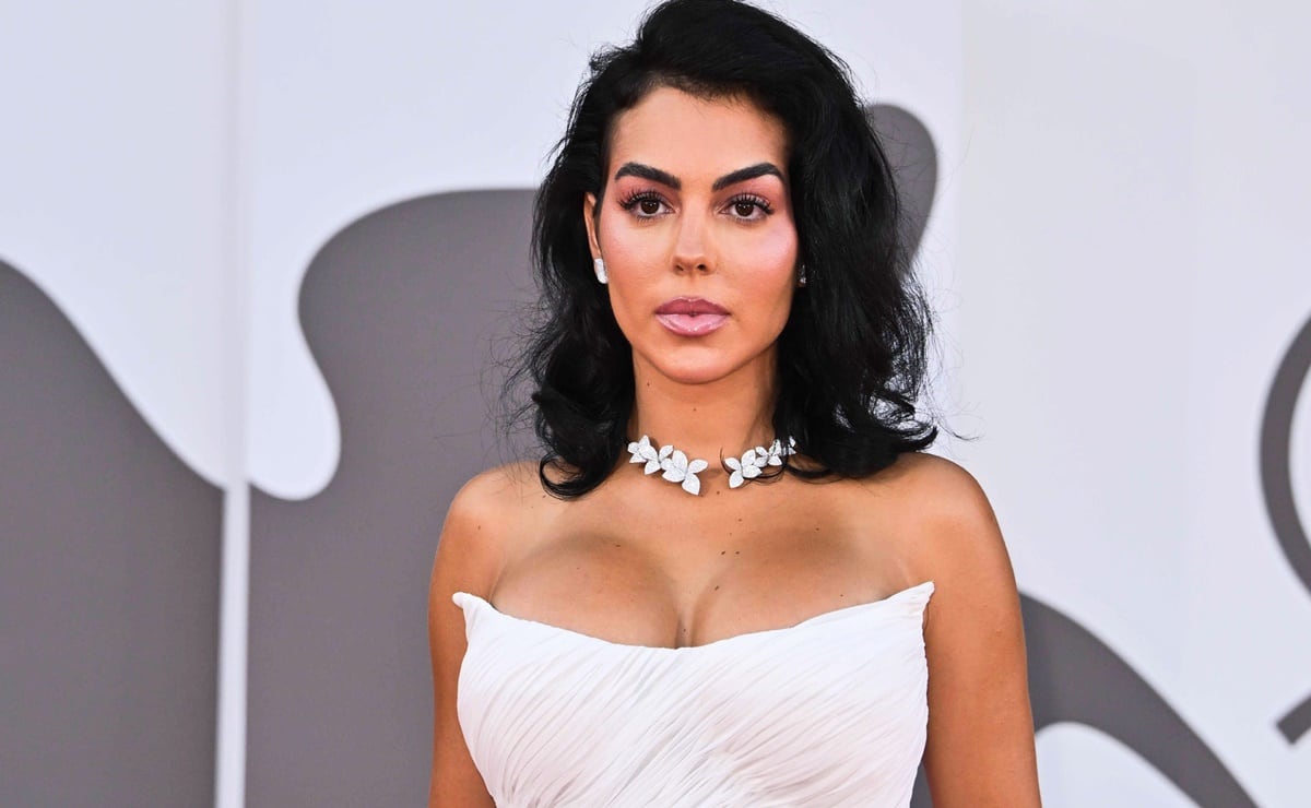 Georgina Rodriguez catches everyone’s attention in Paris in a tight silver dress