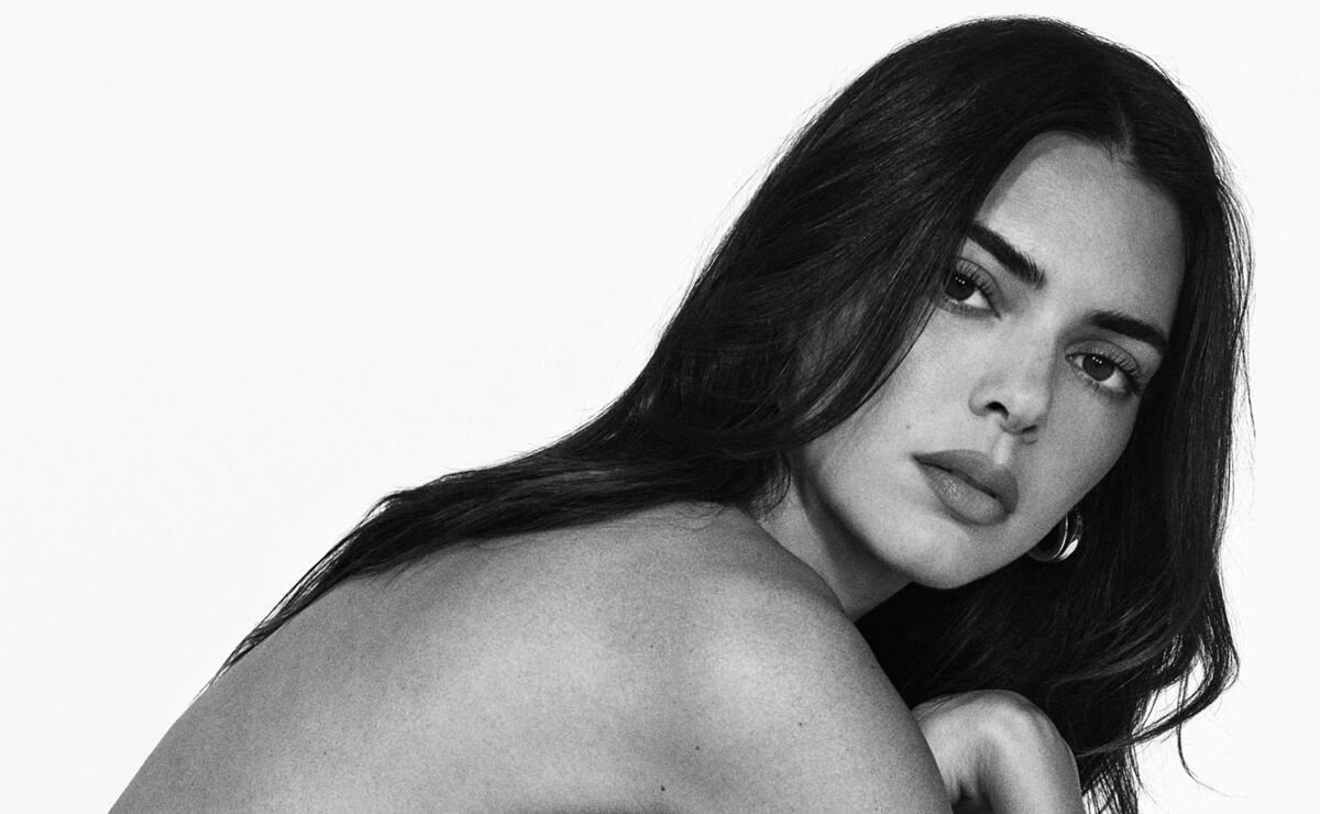 Kendall Jenner se quita la blusa y posa topless en una sesión fotográfica